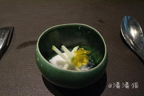 【<a href='http://travel.sina.com.cn/xinjiapo1-lvyou/?from=b-keyword' target='_blank'><em><em><em><em><em>新加坡</em></em></em></em></em></a>】隐匿于百年植物园中的高颜值米其林餐厅