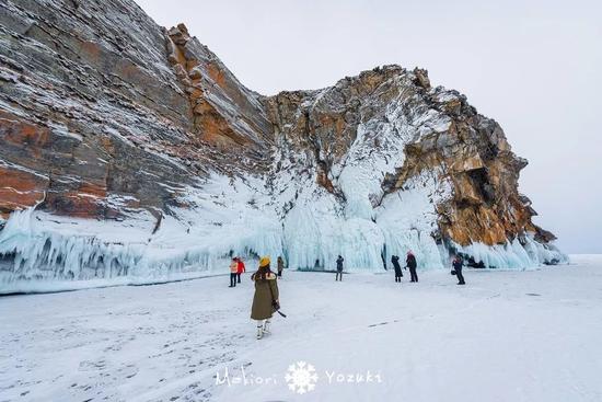 贝加尔南线：雪纷飞，纯白世界里的气泡冰