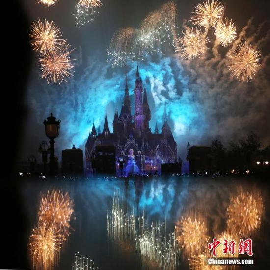 资料图：上海迪士尼乐园上演梦幻般的灯光烟花秀。中新社记者 张亨伟 摄