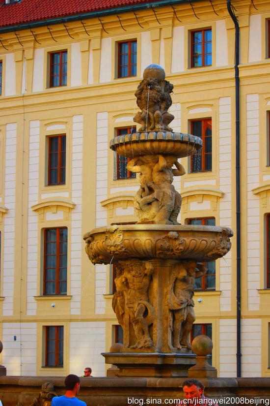 【<a href='http://travel.sina.com.cn/jieke-lvyou/?from=b-keyword' target='_blank'>捷克</a>】<a href='http://travel.sina.com.cn/bulage-lvyou/?from=b-keyword' target='_blank'>布拉格</a>城堡偶遇性感女郎(图)