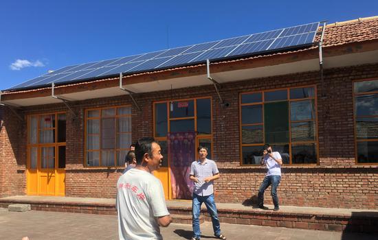 左权寒王乡石港口村村民家,房顶安有光伏发电网
