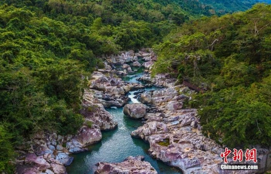 航拍海南呀诺达热带雨林景区,鸟瞰秀美山水、广袤雨林。中新社记者 骆云飞 摄