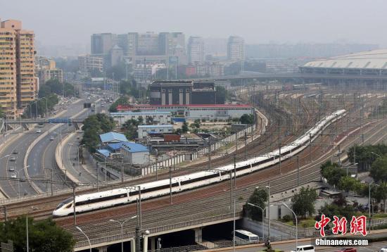资料图:“复兴号”正式上线运营。图为“复兴号”驶出北京南站。中新社记者 卞正锋 摄