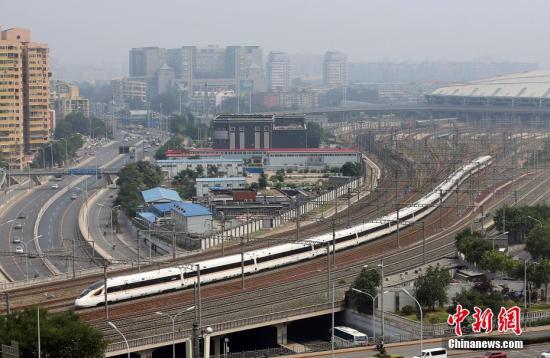 资料图：“复兴号”正式上线运营。图为“复兴号”驶出北京南站。中新社记者 卞正锋 摄