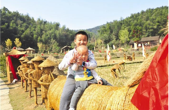 孩子们与稻草人开心合影。