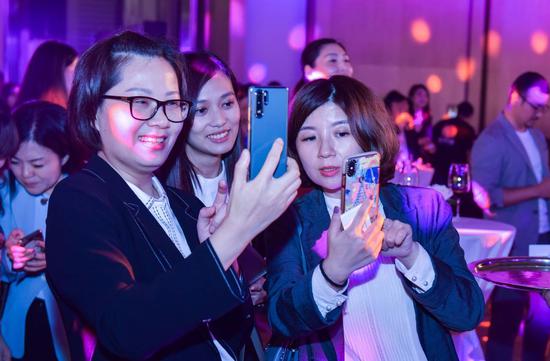 图片说明:澳门金沙度假区于2020年9月23日在北京举行产品推介暨欢迎酒会,介绍了度假区在2020年下半年及2021年推出的最新旅游项目,当晚现场还设有直播推介等互动环节,让嘉宾沉浸在热烈的活动气氛当中