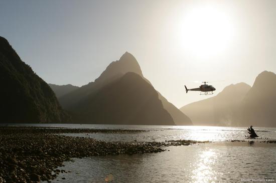 直升机驶过峡湾地区 图片版权：Glacier Southern Lakes Helicopters
