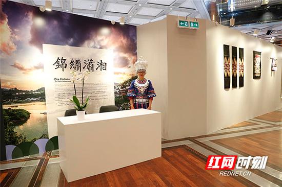 侗锦、苗绣展区。