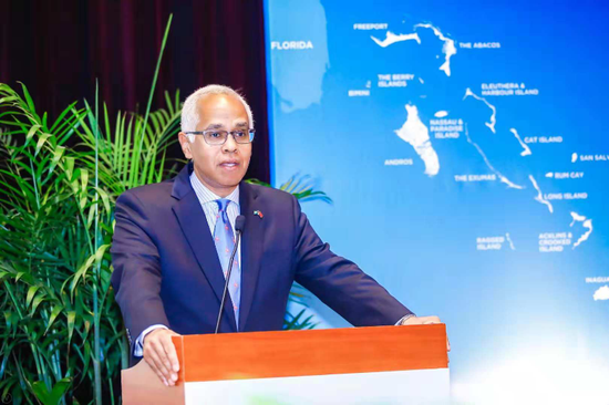 巴哈马旅游与航空部部长蒂昂尼希奥·达艾圭阁下（Hon。 Dionisio D’Aguilar）