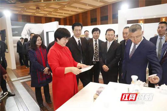 中德嘉宾参观湘瓷展区,全国人大代表、中国陶瓷艺术大师黄小玲介绍本次醴陵瓷参展情况。