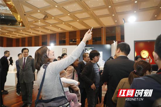 2018年10月29日下午,“文化中国·湖南文化走进德国”大型文化交流活动在德国北威州杜塞尔多夫市CCD会议中心开幕。作为此次活动的重要组成内容,同步开展的“魅力湖南”文化展和“锦绣潇湘”图片展现场,涌入了大量前来观展的德国市民,也吸引了十多家德国媒体的关注。