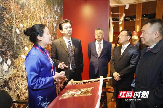 中德嘉宾参观湘秀展区,与全国人大代表、湘绣大师成新湘交流。