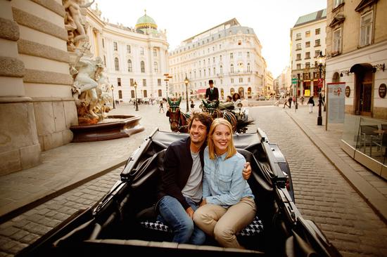 在米歇尔广场乘坐传统马车 图片来源：维也纳旅游局、Peter Rigaud
