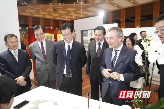 当地时间10月29日晚,湖南省委常委、宣传部长蔡振红(左三)陪同杜塞尔多夫市长托马斯·盖泽尔(左五)、中国驻杜塞尔多夫总领事冯海阳(左四)一同观看“魅力湖南”文化展及“锦绣潇湘”图片展。