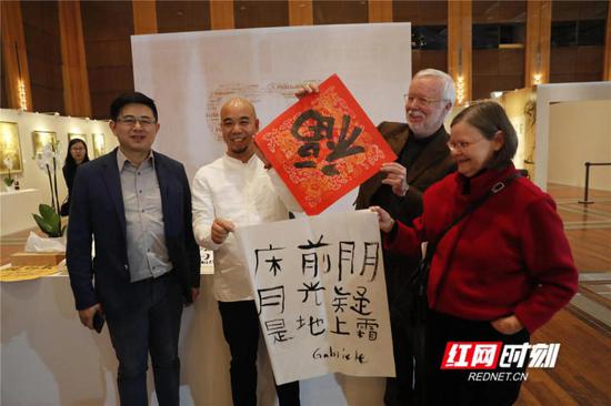 在“湘书”展区,湖南省书协驻会副主席、秘书长胡紫桂现场教授中国书法,德国民众踊跃体验“中国式书写”。