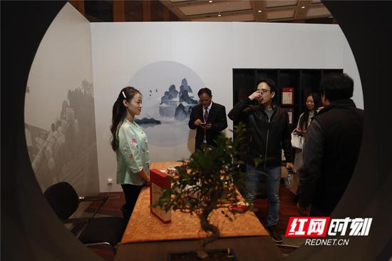 “湘茶”展区,观众们争相品尝来自湖南的黑茶