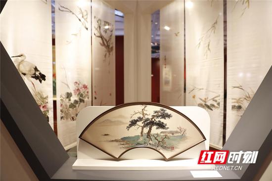 “湘绣”展区,如诗如画。