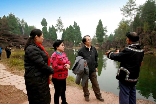 （张吉林副司长等一行领导考察红石林国家地质公园）