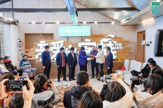 阿尔山市政府副市长王天凤接收客栈钥匙