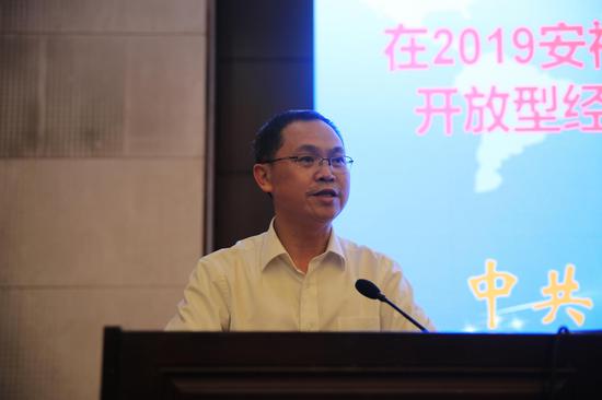 县委书记贺利华致辞