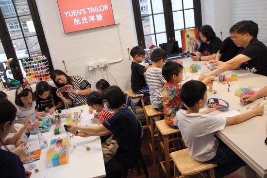 和孩子一起创作独一无二的手工艺品 (图片来源:大馆官网)