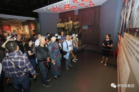 内蒙古民族解放纪念馆内工作人员为车友们细心讲解