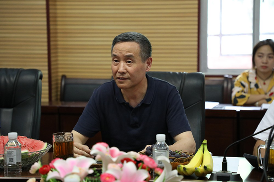 湖南华夏投资集团总裁办副总经理魏星宣读董事长寄语