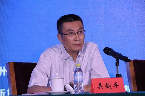 中央社会主义学院党组成员、教务长吴剑平