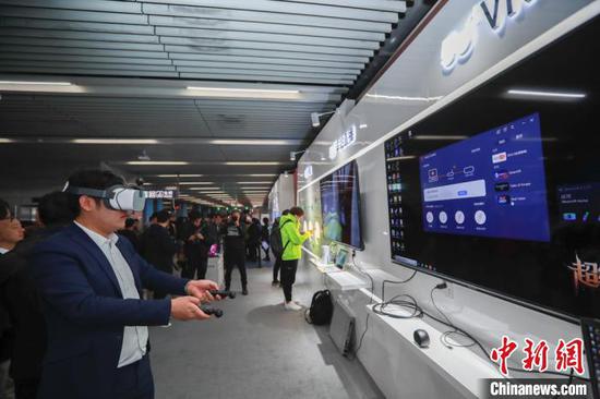 　　京港地铁4号线在国家图书馆站开设首个5G信号试点车站，让人们体验地铁场景中的5G应用。贾天勇 摄