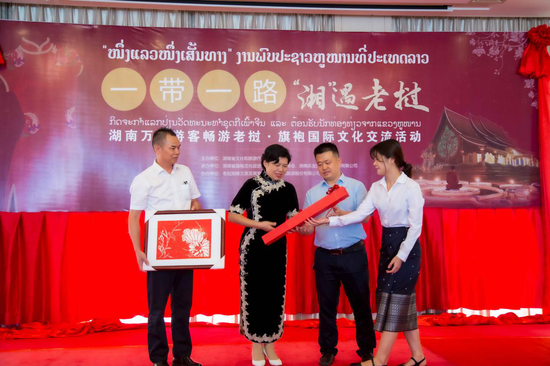 互赠礼品 (摄影:李志年)