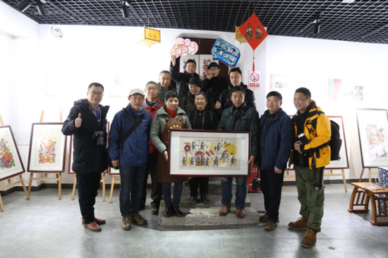 A線采風團在隆回縣灘頭木版年畫福美祥作坊留影