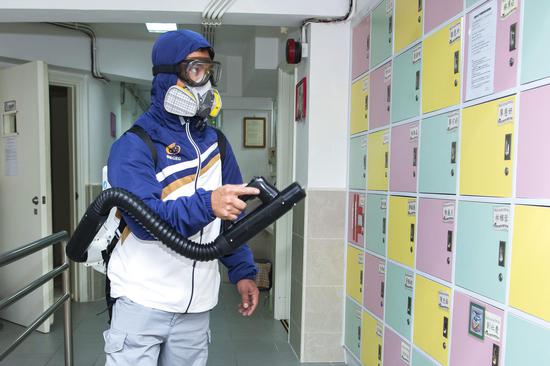 銀娛安排專業(yè)的消毒清潔團隊，協(xié)助本澳多家社會服務機構(gòu)轄下的服務中心，進行專業(yè)、高效以及安全的霧化消毒及清潔服務