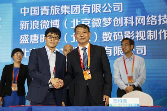 微博高级副总裁曹增辉（左）、通州文化旅游区主任赵军（右）签署合作协议