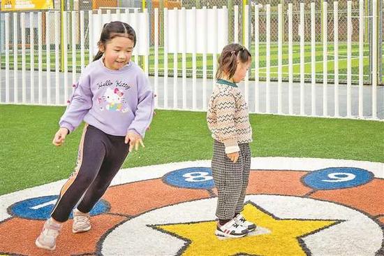 孩子们体验礼嘉智慧足球。