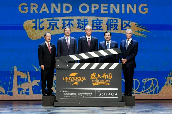 出席仪式的嘉宾们一同完成了电影开拍时的“打板”仪式,象征着北京环球度假区正式开园迎客。出席“打板”仪式领导有:北京市委书记蔡奇先生,中央宣传部副部长、文化和旅游部部长胡和平先生,北京市委副书记、市长陈吉宁先生,环球主题公园及度假区董事长兼首席执行官汤姆·威廉姆斯先生,首旅集团党委书记、董事长宋宇先生