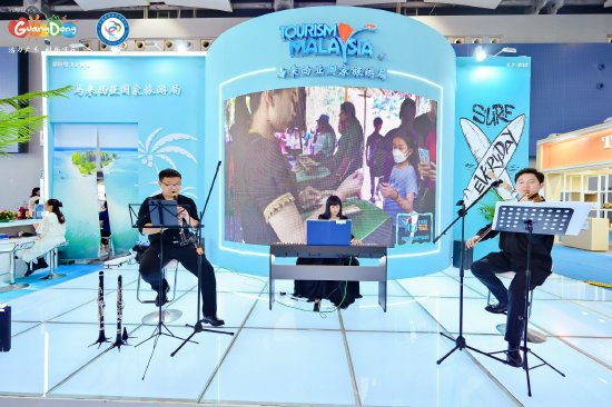 和·爱新古典乐团为广大参会观众带来精彩的马来西亚歌曲演奏