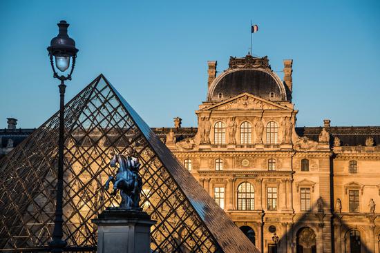 Le palais et la pyramide du Louvre @ MusÇe du Louvre_Olivier Ouadah