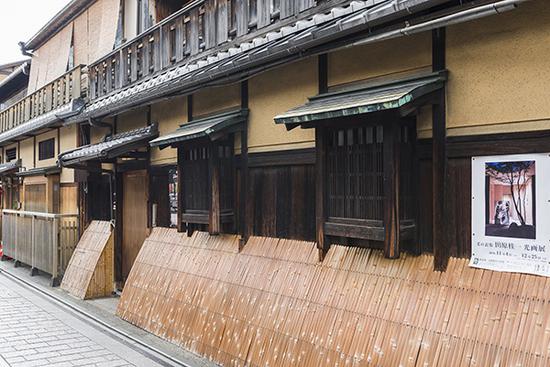 花见小路周边的建筑,是传统的瓦顶木造的“町家建筑”。东方IC图