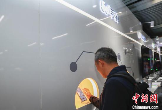 京港地铁4号线在国家图书馆站开设首个5G信号试点车站,让人们体验地铁场景中的5G应用。贾天勇 摄