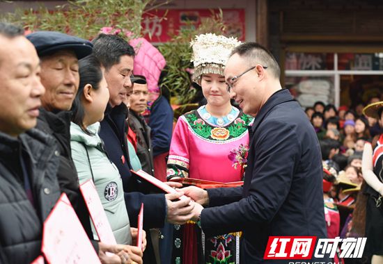 张家界市永定区委副书记、区长朱法栋为优秀党员颁奖。