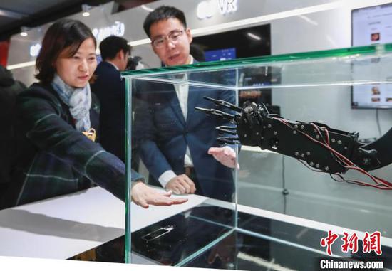 京港地铁4号线在国家图书馆站开设首个5G信号试点车站,让人们体验地铁场景中的5G应用。贾天勇 摄