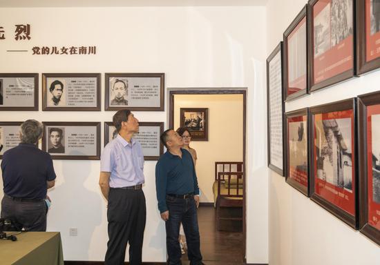(專(zhuān)家考察劉鄧首長(zhǎng)南川駐地舊址 甘昊旻攝)