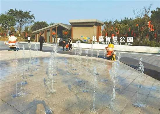节日期间张灯结彩的礼嘉智慧公园。林川 摄