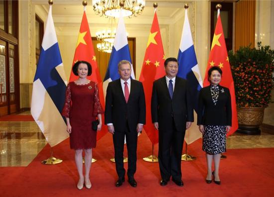 中国国家主席习近平(右二)和夫人彭丽媛(右一)与芬兰总统尼尼斯托(左二)和夫人詹尼·豪吉欧于1月14日在京会晤合影(图片来自:Matti Porre)