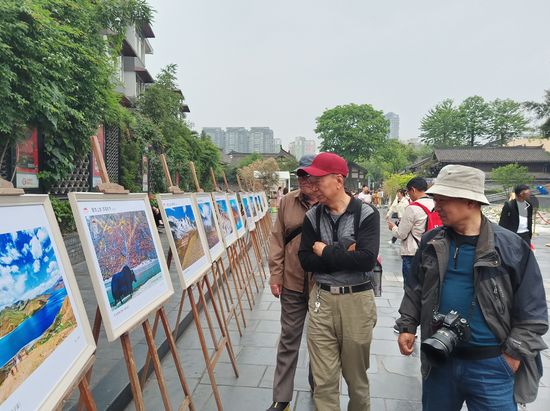 游客欣赏山南旅游摄影展图片