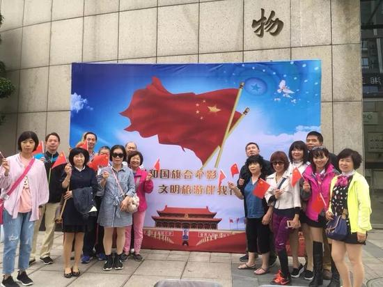 台湾游客在白鹤梁水下博物馆和国旗合影