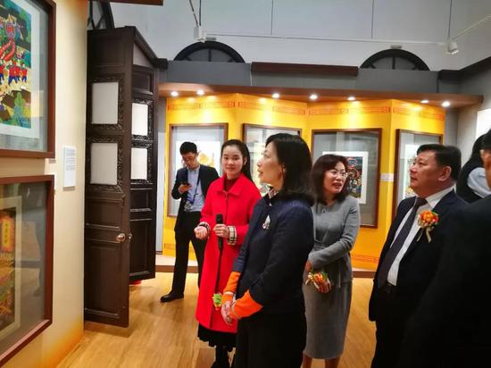 穆欣欣(图中)观看展览