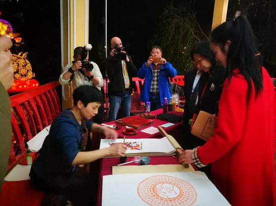 滩头木版年画代表性传承人尹冬香现场展示制作