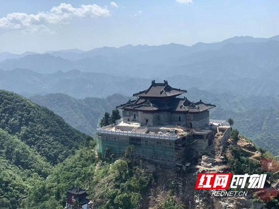 茶旅通航直升机环绕真武观航拍。