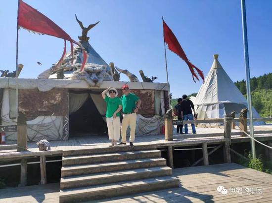 少数民族风格的露营地吸引了车友的驻足参观
